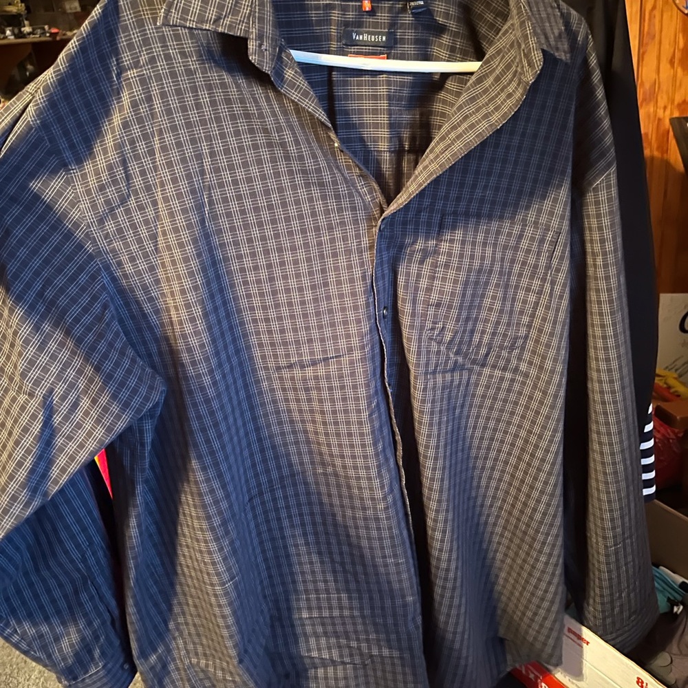 Button down - Picture 2 of 3